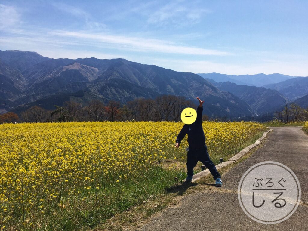 翠波高原菜の花畑でポーズ決め