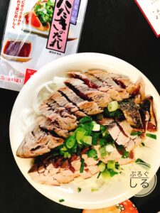 高知かわうそ市場のカツオのたたき