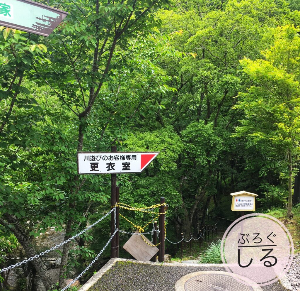 霧の森馬立川更衣室への道