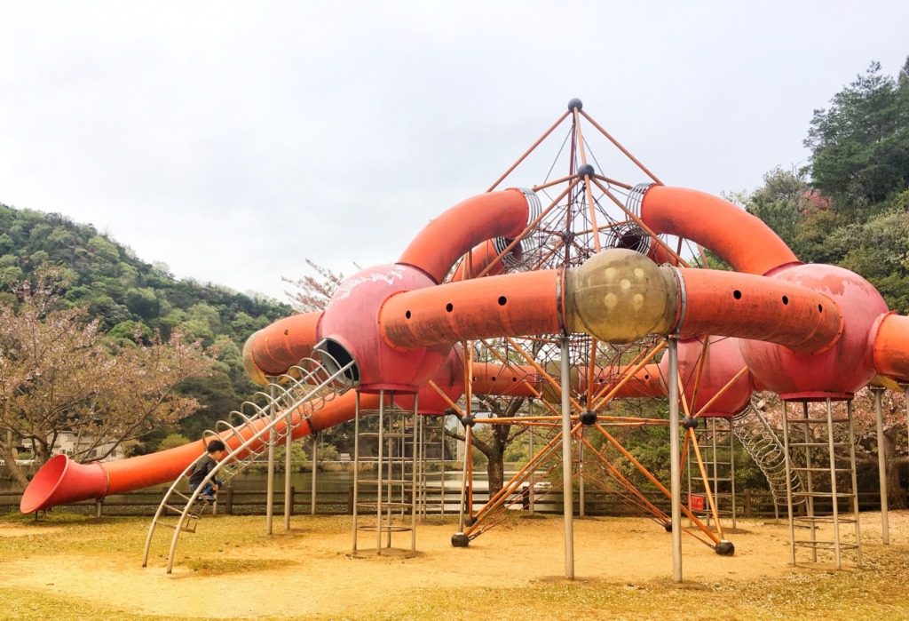 森と湖畔の公園の遊具