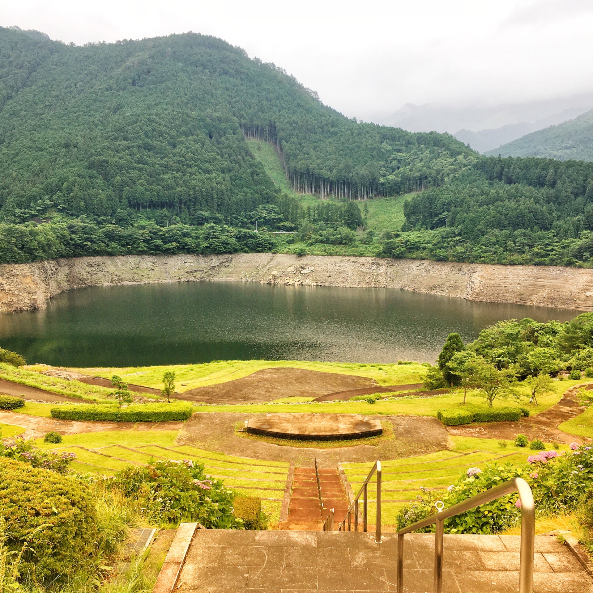 てらの湖畔広場