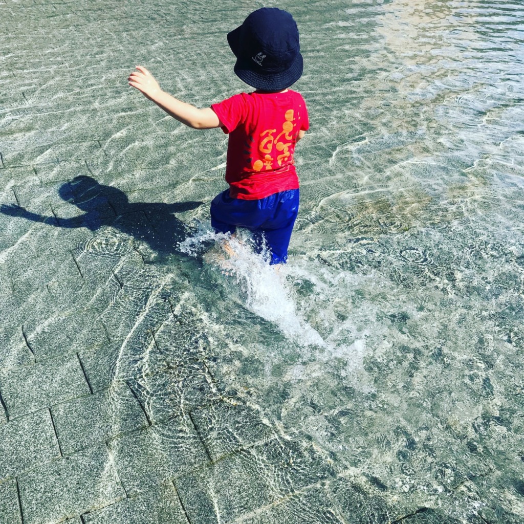 サンポート高松で水遊び