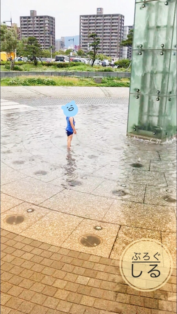 サンポート高松で水遊び