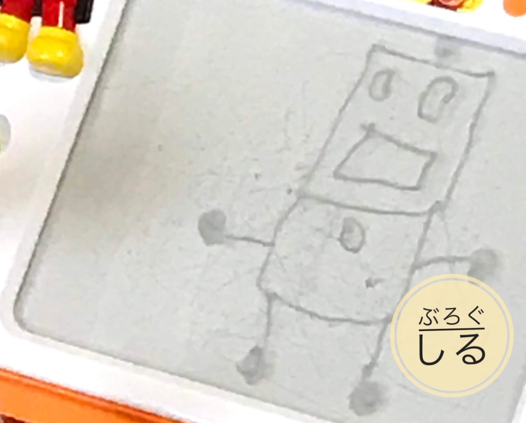 アンパンマンお絵かきボードに５歳児が書いたロボット