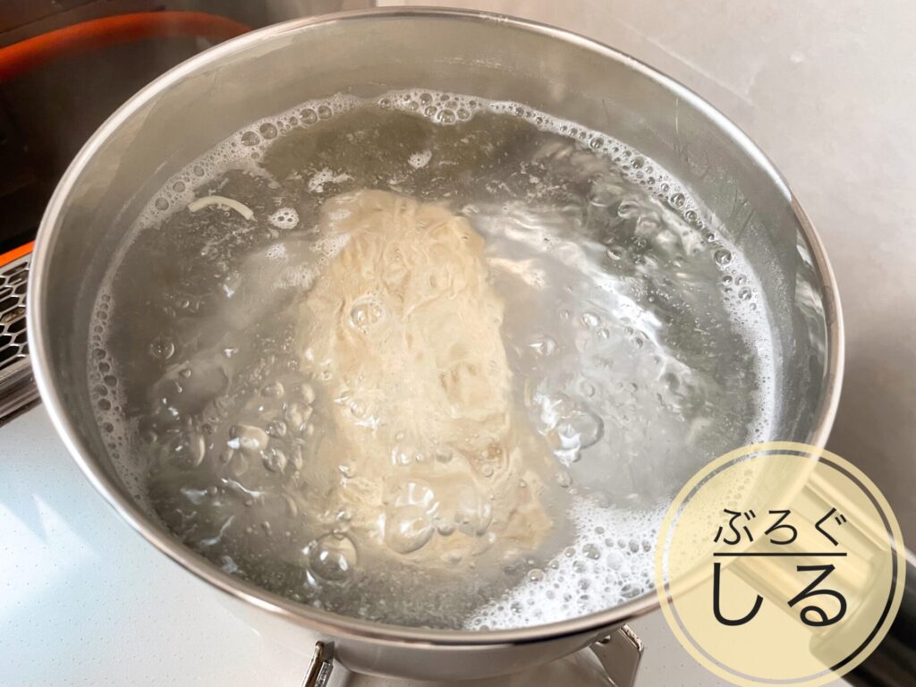 四国中央市ラーメン自販機のラーメンの麺を湯煎する