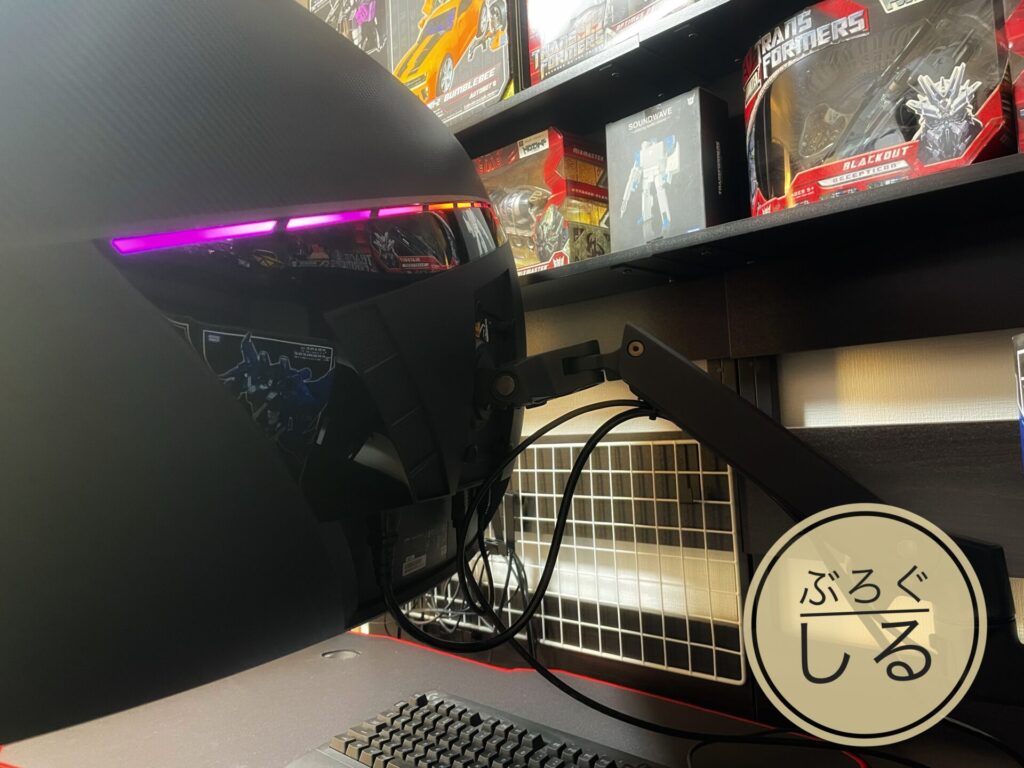 MSI MPG ARTYMIS 343CQRの背面は光る