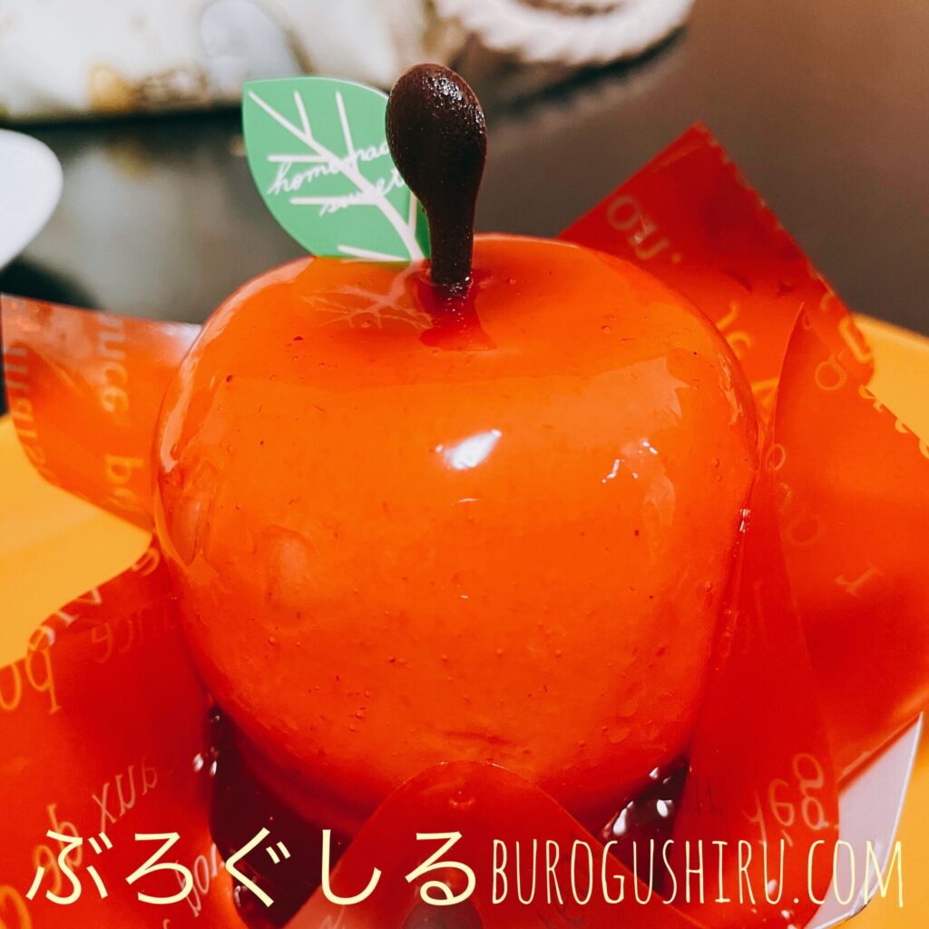 ルーヴのりんごの形をしたケーキ