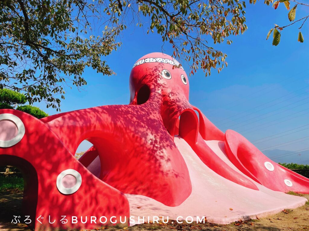 三島公園のタコの滑り台