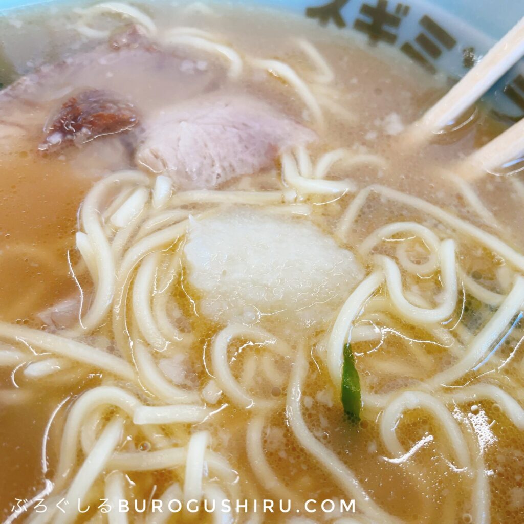 ラーメンショップ三島店のチャーシューメン。すりおろしにんにくを入れるとパンチが増し増し