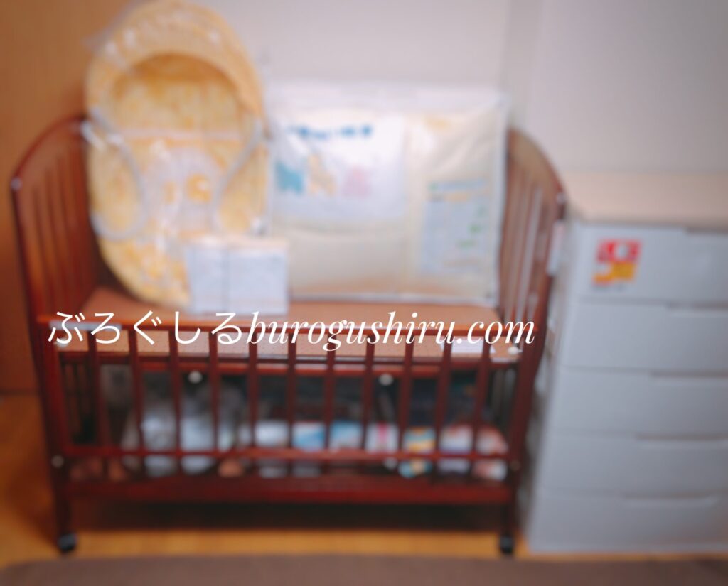 ベビーベッドは荷物置き場になっていた