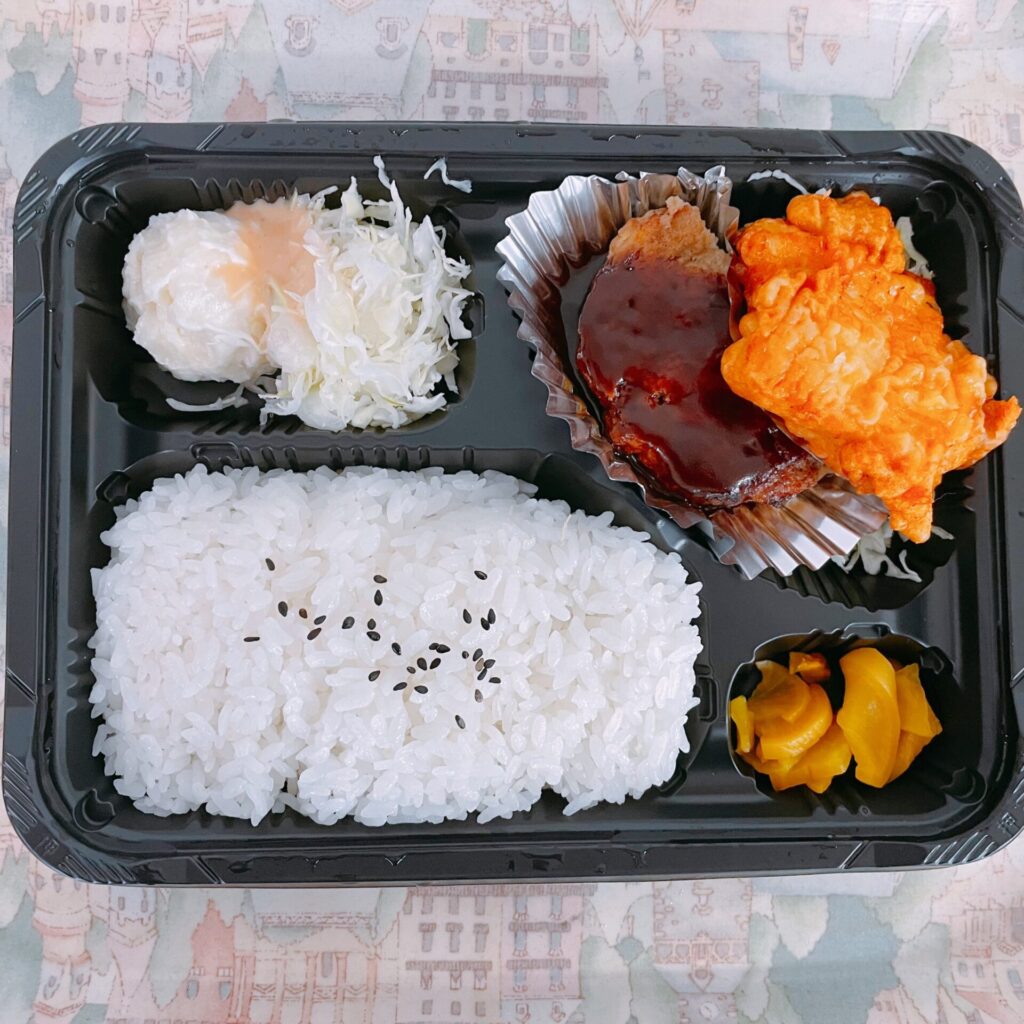 ほかほか弁当のバーグ唐揚げ弁当（ランチタイムサービス）