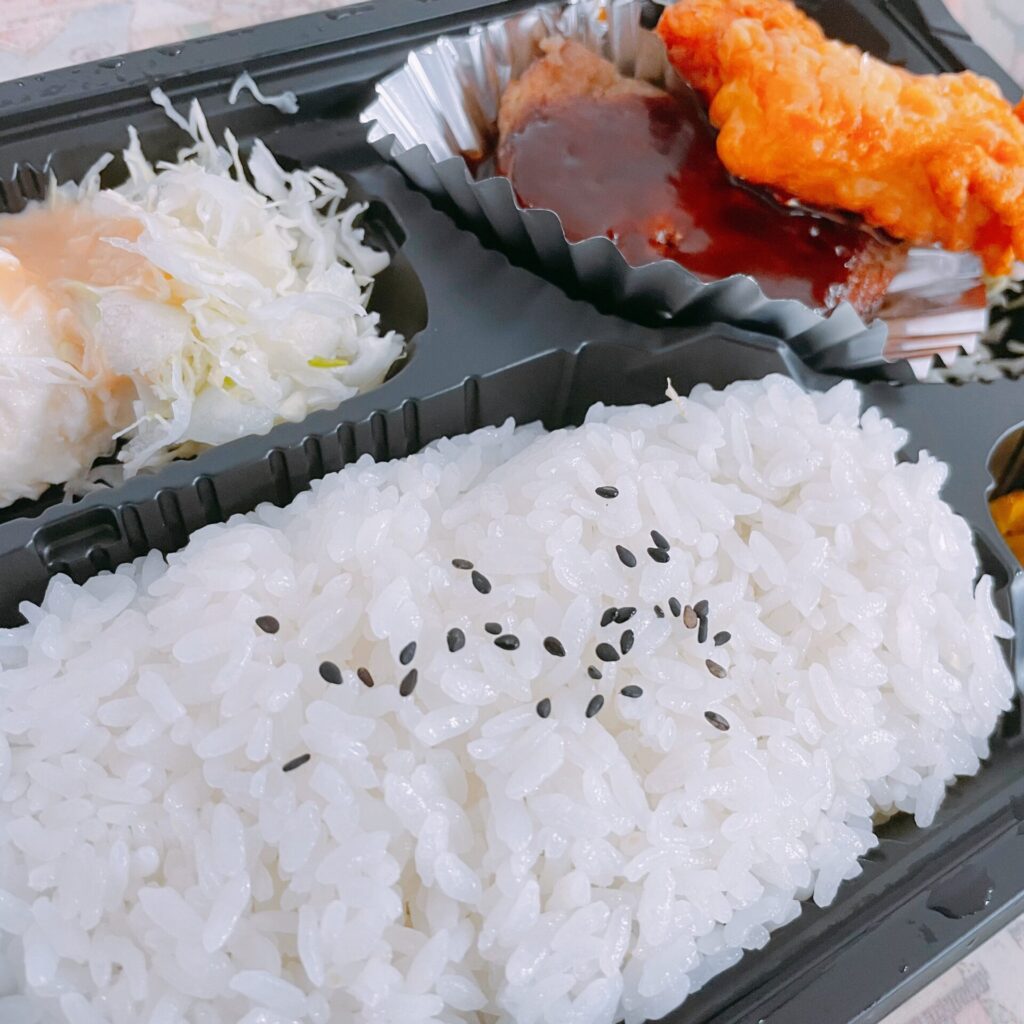 ほかほか弁当のバーグ唐揚げ弁当（ランチタイムサービス）